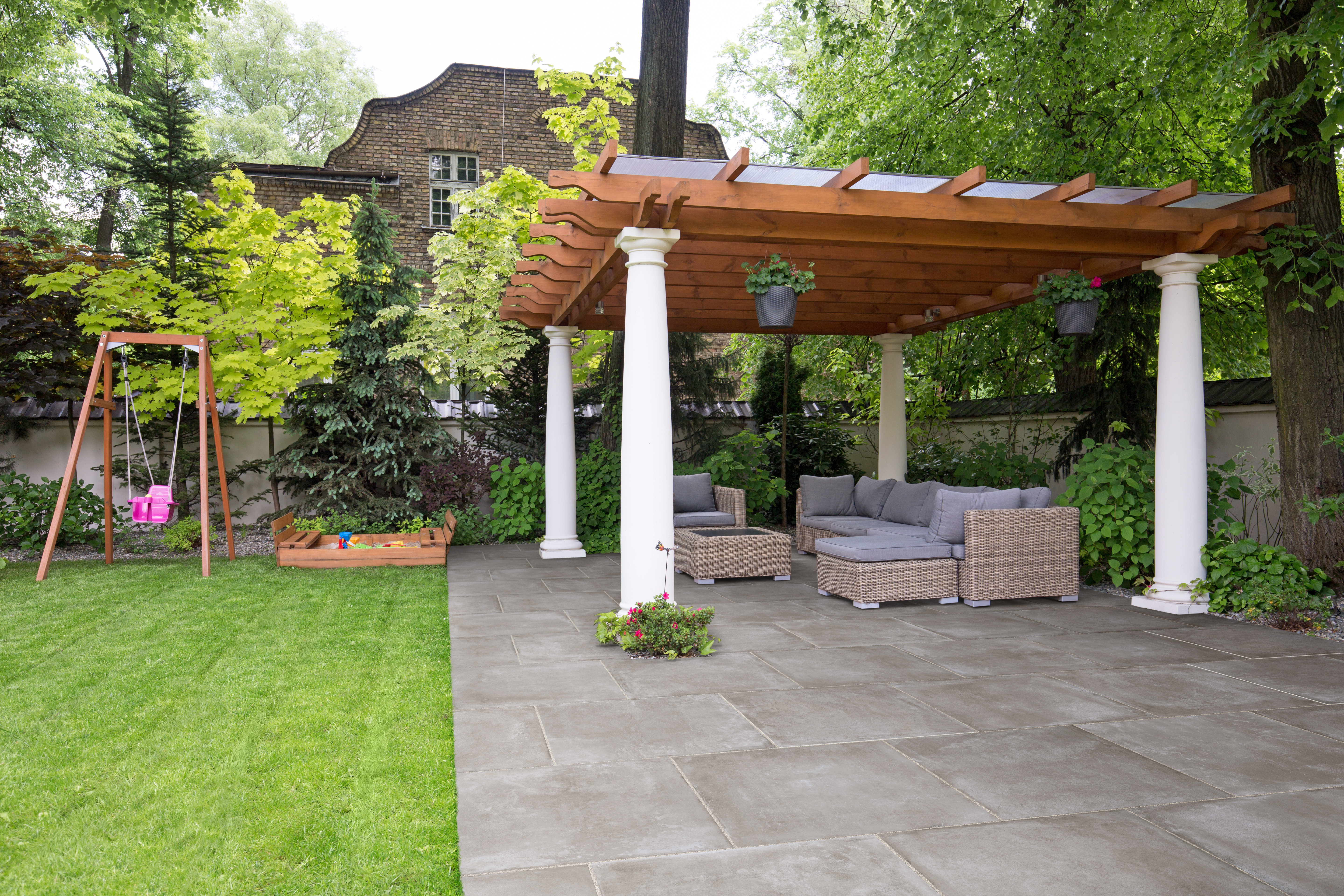 SYMPHONY® Urban in Smoke A large awning over garden furniture