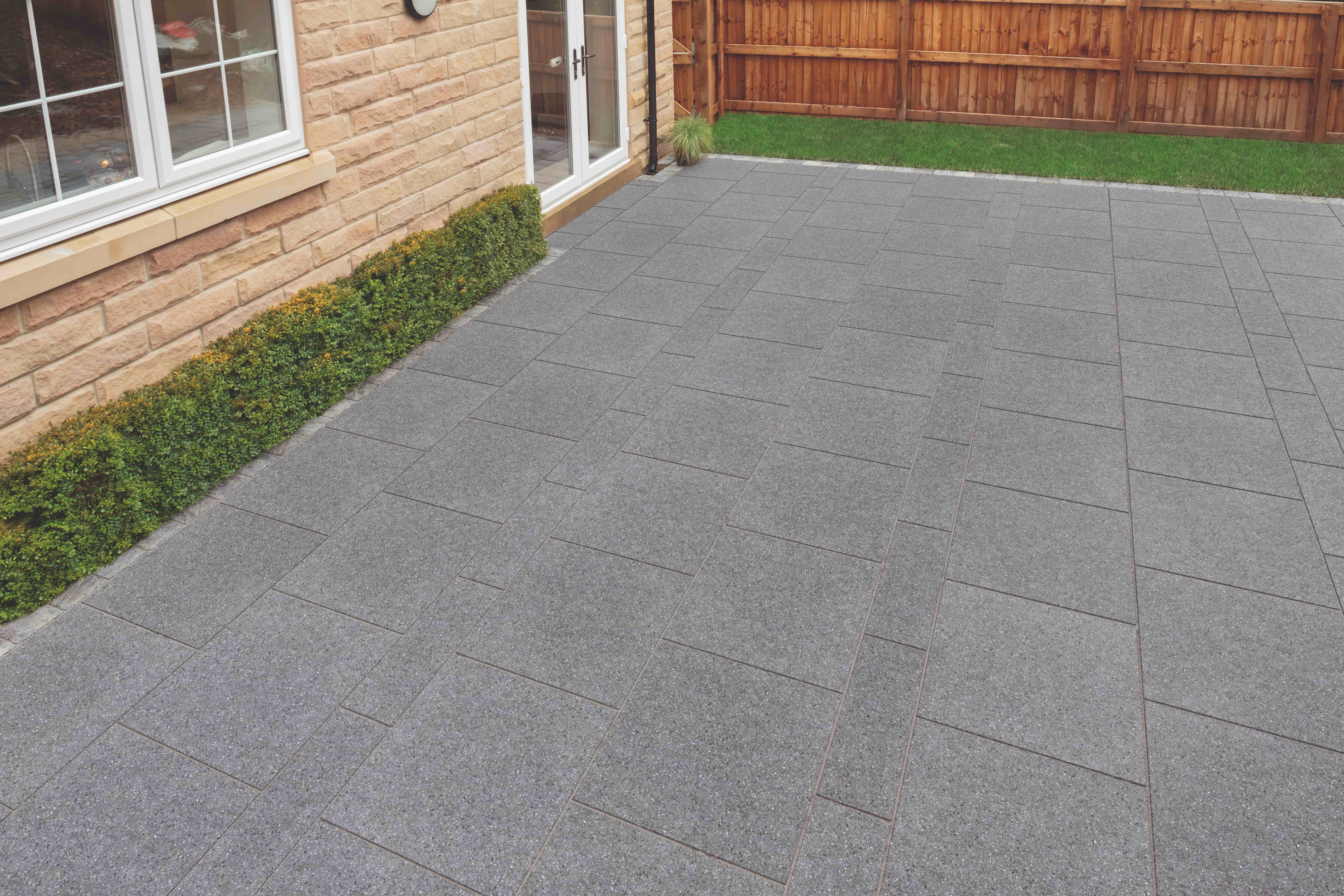 Argent® Smooth in Luna A concrete-tiled patio